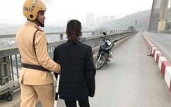Cảnh sát giao thông ngăn chặn cô gái nhảy cầu Bãi Cháy tự tử