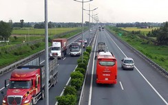 Nhiều phương tiện đi vào làn đường khẩn cấp cao tốc TP.HCM-Trung Lương
