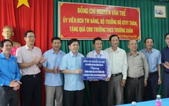 Bộ trưởng Nguyễn Văn Thể tặng quà Tết công nhân tại Đồng Tháp