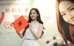 "Thư ký Kim" Park Min Young lần đầu "múa bút" viết chữ treo xuân