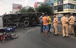 Xe tải lật ngang đường, 2 người đi xe máy bị thương nặng ở Sài Gòn
