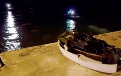 Video: Ô tô vượt ẩu giữa cầu, đâm bay "xế hộp" rơi xuống biển