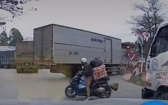 Video: Bị "ấn" vào đầu tàu hỏa, tài xế xe tải thoát nạn trong gang tấc