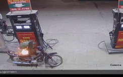 Video: Hãi hùng người đàn ông bật lửa đốt xe máy tại cây xăng