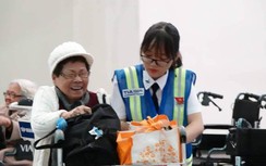 CHK Tân Sơn Nhất: Hàng chục áo xanh tình nguyện hỗ trợ hành khách