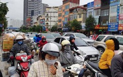 Cận Tết, đường phố Hà Nội, TP.HCM "chật như nêm"