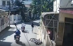 Video: Bị người dân truy đuổi, hai tên cướp vứt xe máy chạy bộ