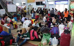 Sự cố tàu SE1 trật bánh: Hàng nghìn hành khách phải đợi ở ga Sài Gòn