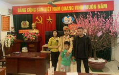 Hà Nội: CSGT giúp bé trai 7 tuổi đi lạc về với gia đình