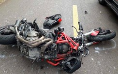 Ducati 821 tông thẳng đuôi xe đầu kéo, nam thanh niên may mắn thoát chết
