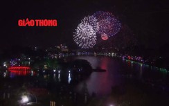 Video: Mãn nhãn màn bắn pháo hoa đêm giao thừa Tết Kỷ Hợi 2019 ở Hà Nội