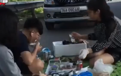 Hoảng hồn gia đình trải ni lông ăn uống ngay trên cao tốc Nội Bài - Lào Cai