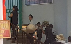 Nhân viên cáp treo chùa Hương "rước người cửa sau"