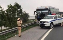 CSGT vây bắt ô tô nhồi nhét khách trên đường cao tốc Pháp Vân