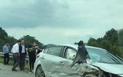 Video: Ô tô 4 chỗ chở trẻ nhỏ gặp nạn trên cao tốc Nội Bài - Lào Cai