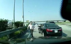 Video: Tài xế ô tô chặn đầu, dằn mặt người khác trên cao tốc