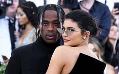 Travis Scott tặng Kylie Jenner một đường dài trải hoa hồng ngày tình yêu