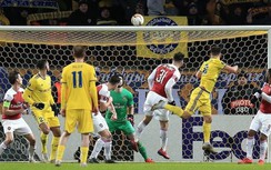 Europa League: Arsenal thua sốc, Chelsea thắng nhọc