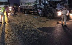 CSGT phân luồng, thu gom hàng tấn ngô đổ ra đường giúp tài xế sau tai nạn