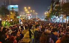 Chùm ảnh: Hàng nghìn người tràn ra đường cầu an trước chùa Phúc Khánh