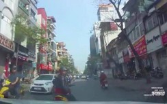 Video: Cô gái bất thần nổi đóa, hành xử khiếm nhã với tài xế ô tô