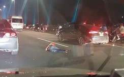 Đi bộ trên cầu Nhật Tân, người đàn ông bị ô tô tông nguy kịch