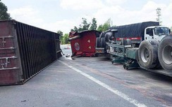 Xe container bất ngờ lật ngửa, hai người thoát chết trong gang tấc