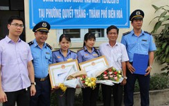 Cục Đường sắt Việt Nam khen thưởng 2 nhân viên gác chắn cứu cụ bà