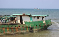 Tàu gặp nạn ở Huế: Lấy điện từ trại tôm bơm nước, chờ “giải cứu”