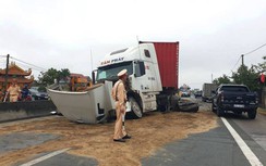 Xe container va chạm ô tô con, 2 tài xế bị thương nặng