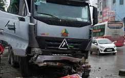 Hà Nội: Xe đầu kéo tông 3 ôtô đỗ ven đường, tài xế taxi tử vong