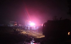 Hơn 100 cảnh sát vật lộn với vụ cháy nhà máy giấy trên đường tránh Huế