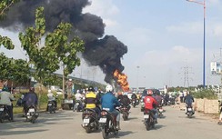 Video: Cận cảnh xe bồn bốc cháy ngùn ngụt trên xa lộ Hà Nội