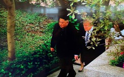 Tổng thống Trump đi bộ nói chuyện cùng Chủ tịch Kim Jong Un
