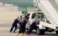 Video: Đặc vụ Mỹ dùng sức mạnh đẩy xe thang tại sân bay Nội Bài