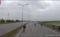 Video: Nhóm "phượt" xe đạp phóng ào ào trên cao tốc Hà Nội - Thái Nguyên