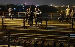 Đi bộ vào đường sắt cầu Long Biên, một người bị tàu va rơi xuống sông Hồng