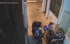 Video: Mở cốp xe máy bất cẩn, người phụ nữ bị tên cướp đạp ngã, cướp đồ