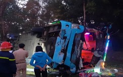 Xe khách tông xe tải rồi lật nhào, 1 người chết, nhiều người bị thương