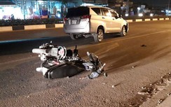 "Xế hộp" mất lái tông liên hoàn nhiều xe máy, 2 người bị thương nặng