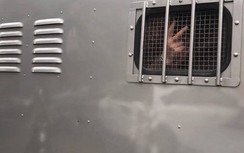 Châu Việt Cường giơ ngón tay chào người thân trên xe bịt bùng