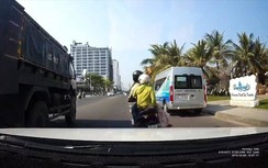 Video: Tài xế xe máy nổi đóa, ném thẳng viên gạch cỡ lớn vào kính ô tô