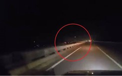 Video: Hãi hùng hàng loạt ô tô phóng ngược chiều cao tốc giữa đêm