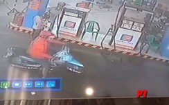 Video: Trộm xe máy khó tin ngay tại cây xăng