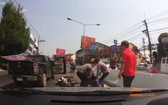 Video: Ném đá vỡ kính ô tô, người đi xe máy bị đánh hội đồng tàn bạo