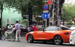 Video: "Soái ca BMW" gây sốt mạng xã hội vì hành động đẹp