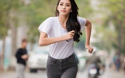 Hoa hậu Tiểu Vy mặc áo phông trắng, quần jeans, bụng bẳng lì để chạy bộ