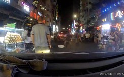 Video: Tài xế taxi công nghệ bị đánh nằm co giật giữa đường