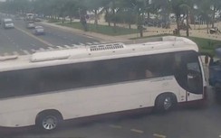 Video: Xe khách quay đầu kiểu "hổ báo" khiến người đi đường gặp họa