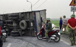 Xe tải đâm đổ hàng chục mét dải phân cách, nằm ngửa bụng trên quốc lộ